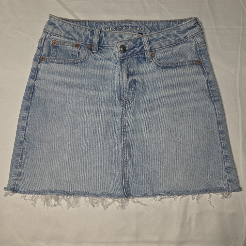American Eagle Light Wash Denim Mini Skirt Womens Size 0 Raw Frayed Hem Casual